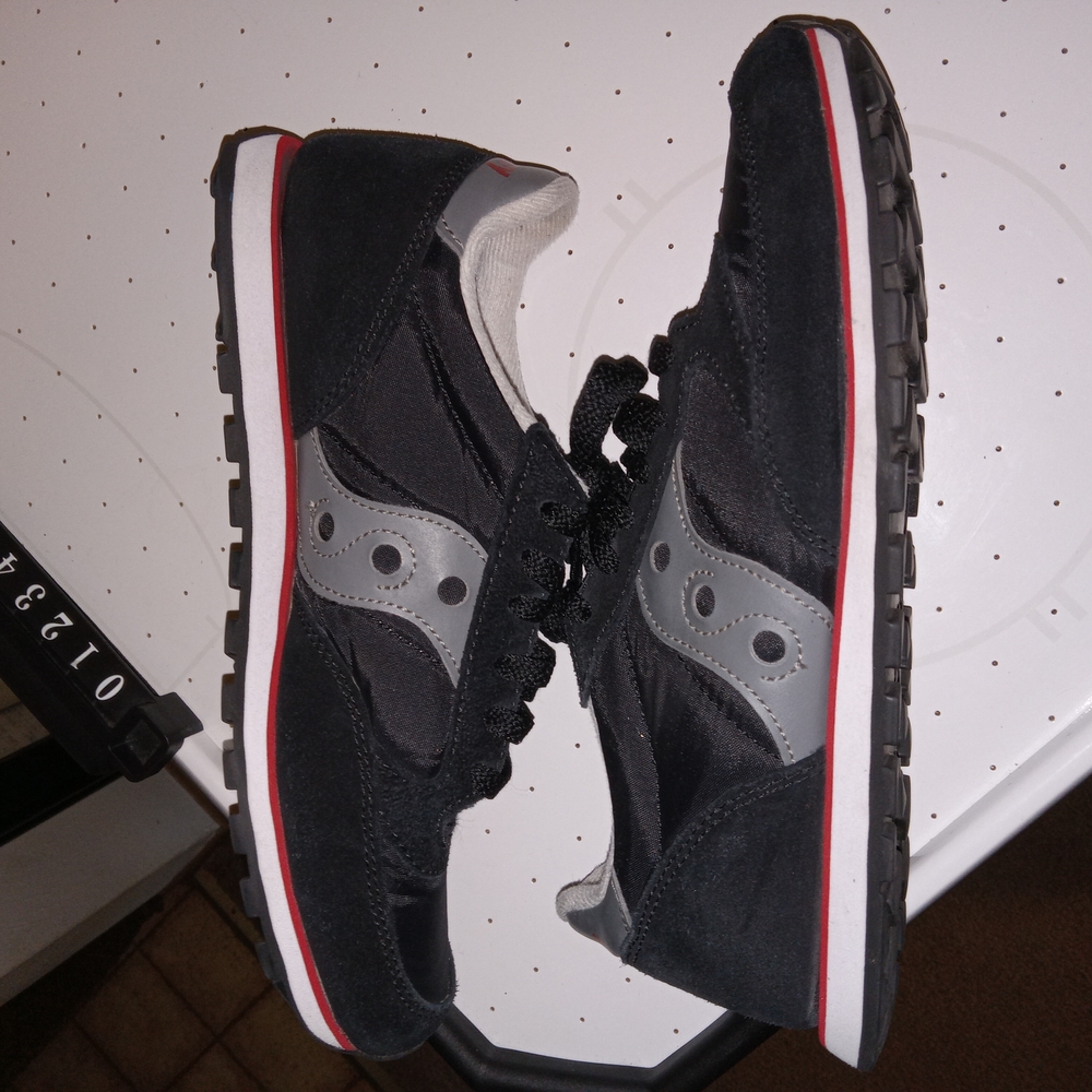 $20 Womens Saucony Size 9 Black and Gray Sneakers with Classic Design